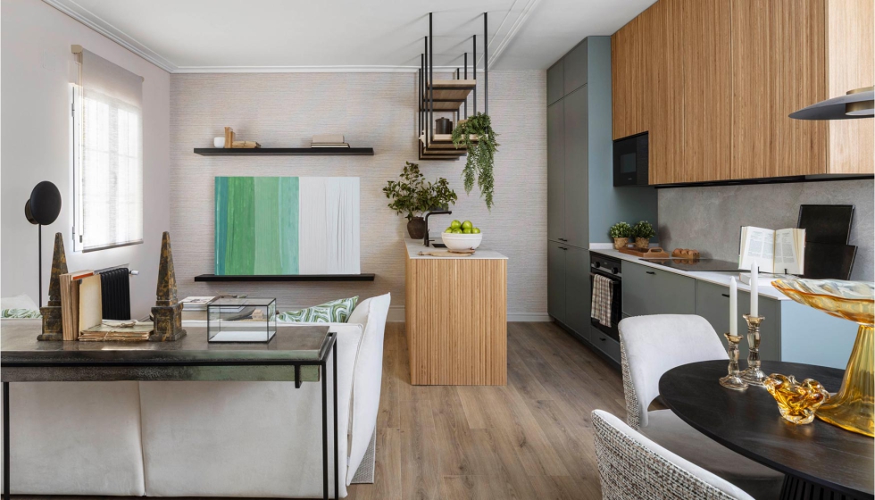 Vista general del espacio, con pavimento vin�lico en sistema click de Quick-Step que unifica visualmente toda la vivienda...