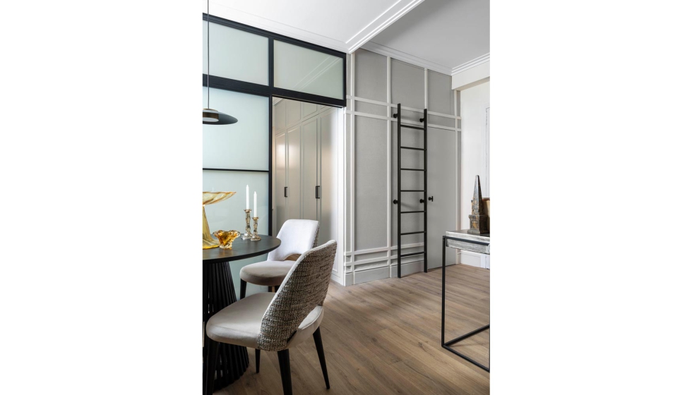 Con casi tres metros libres, el estudio dise�� un altillo sobre la zona del ba�o destinado a almacenaje...