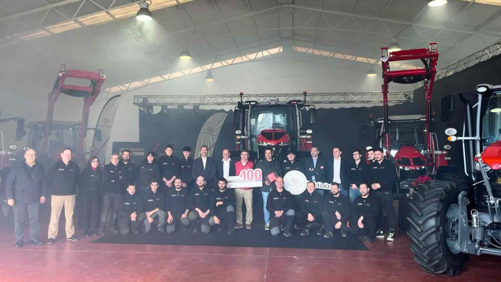 Equipo de Centro Tractor junto a representes de Massey Ferguson