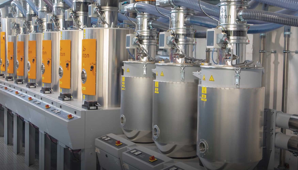 Instalaci�n de secadores centrales de granza que forman parte del nuevo sistema automatizado de manipulaci�n de materias primas en la planta de ABB...