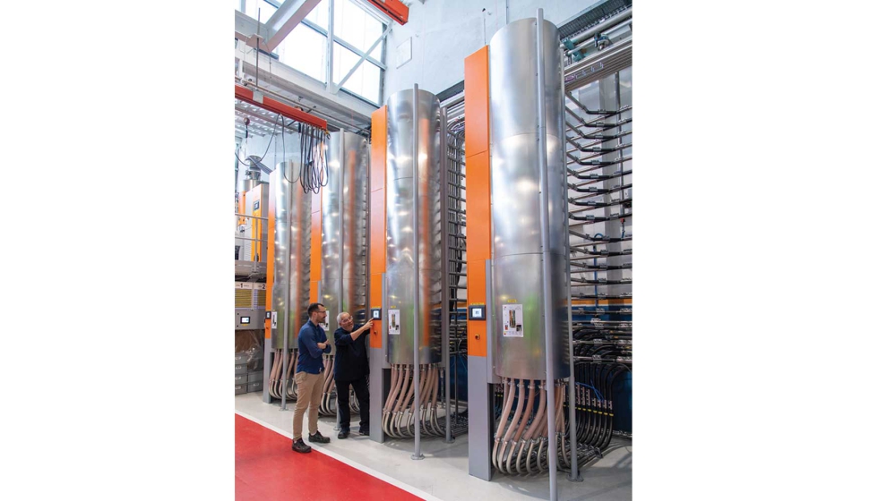 Mikel Mindegia durante la explicaci�n del proceso de implantaci�n del sistema centralizado de secado y transporte en la planta. (Foto: Motan Group)...