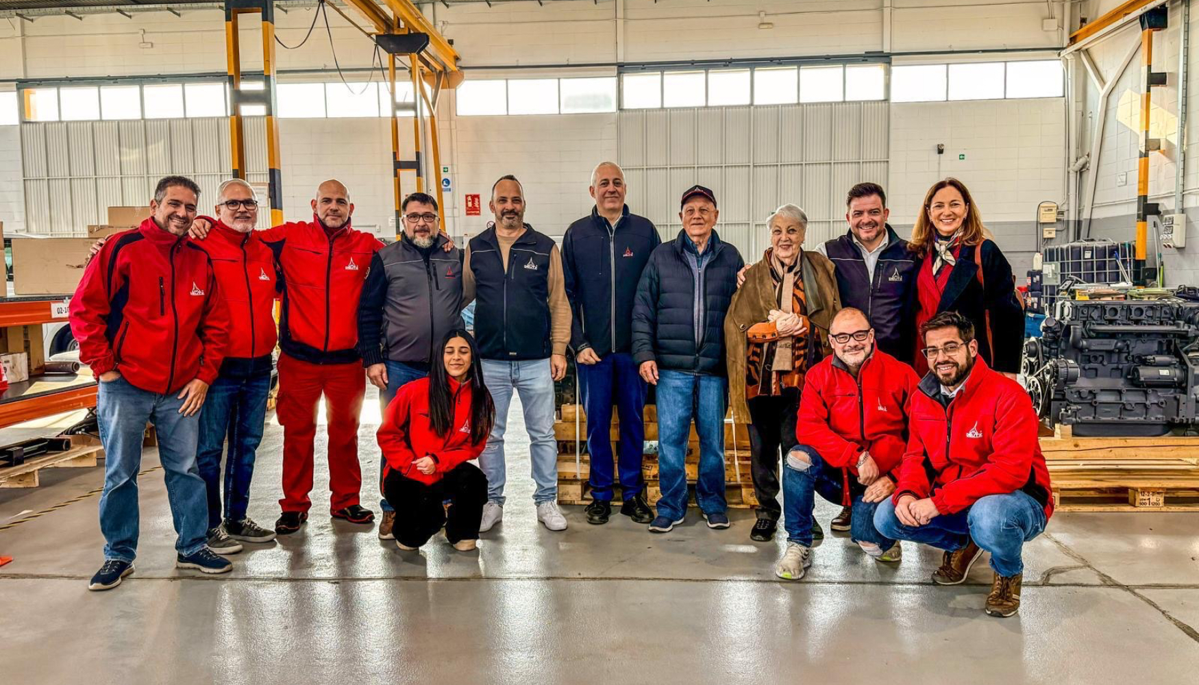 Foto de familia con los asistentes al acto de homenaje a Juli Soler