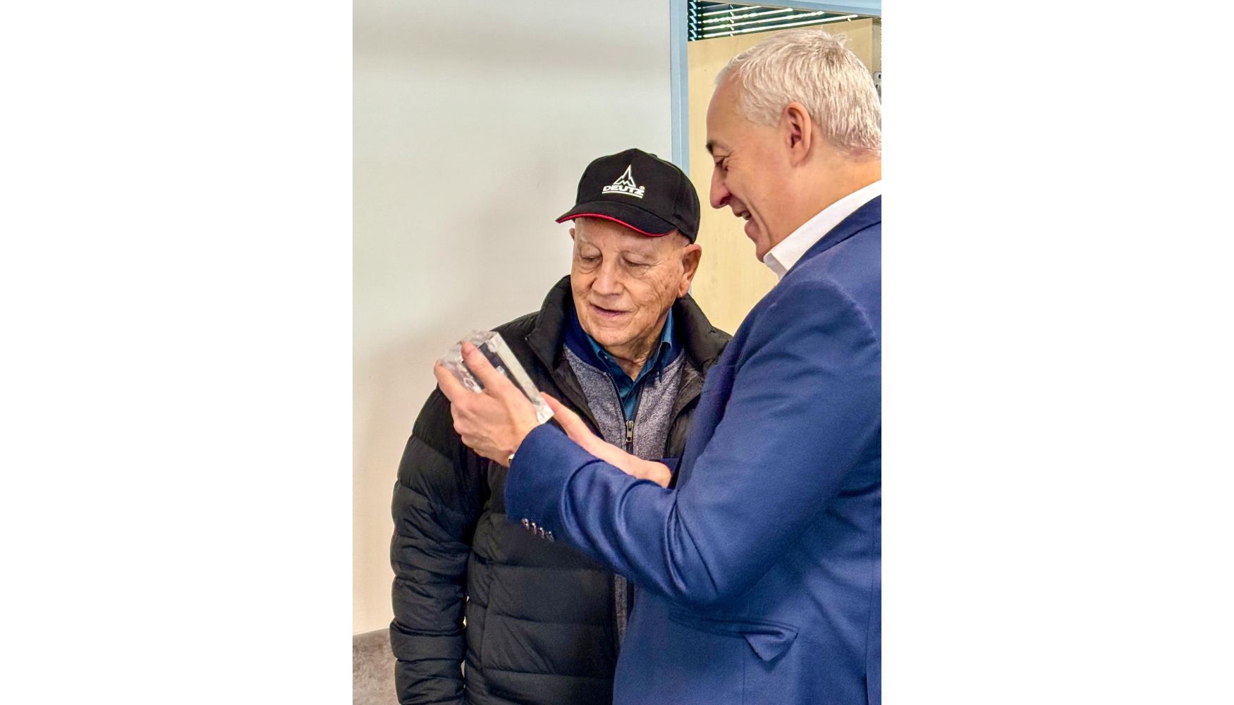 Juli Soler recibe de manos de Isidoro de la Flor, director de Ventas y Servicio de Deutz Spain, un regalo conmemorativo...
