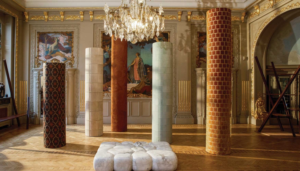 Cada dise�o ha sido desarrollado con una aproximaci�n renovada, utilizando materiales como cuero, metal, terciopelo, textiles bordados...