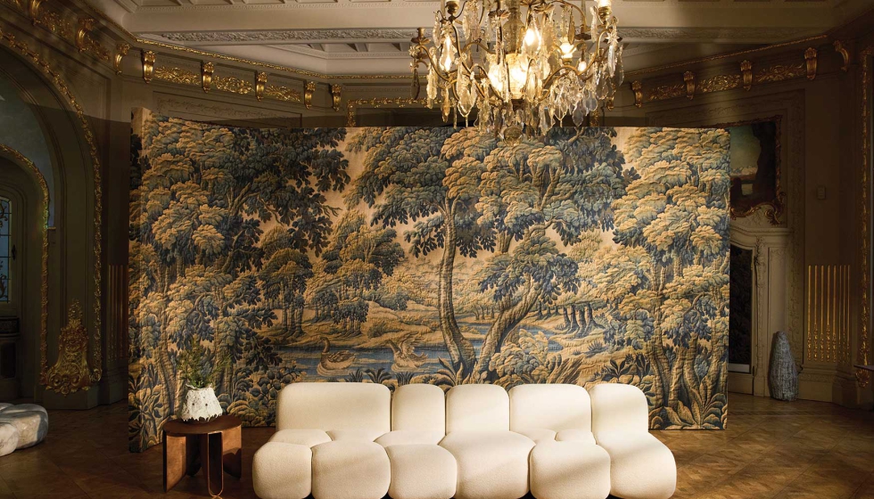 La colecci�n enfatiza la artesan�a y la riqueza textural mediante motivos cl�sicos y un trabajo meticuloso...