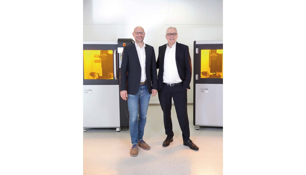 De izquierda a derecha, Johannes Homa, director general de Lithoz, y Volker Steinbach, director general de Steinbach AG