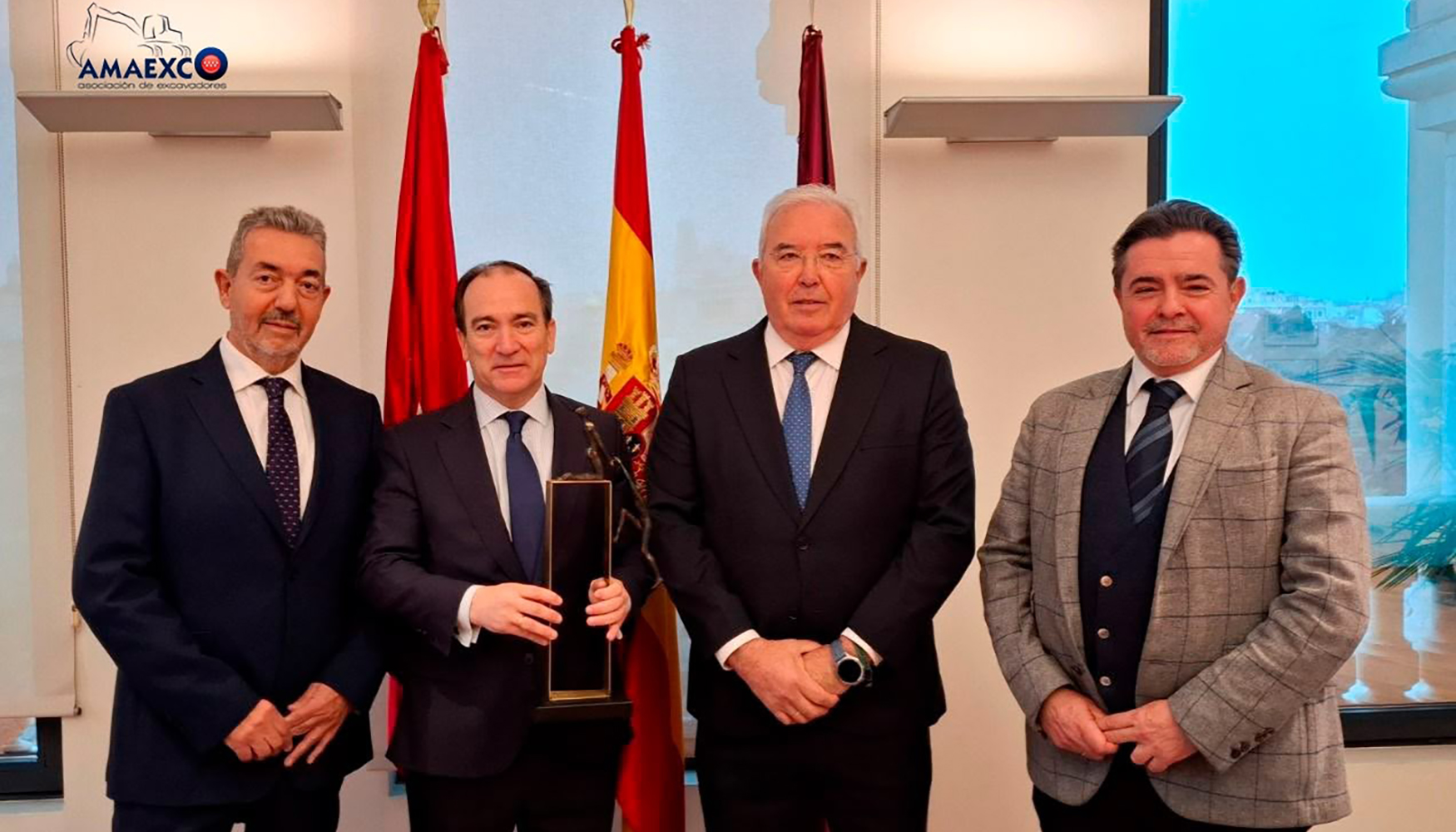 Entrega por parte de la junta directiva de Amaexco Borja Carabante (segundo por la izquierda)