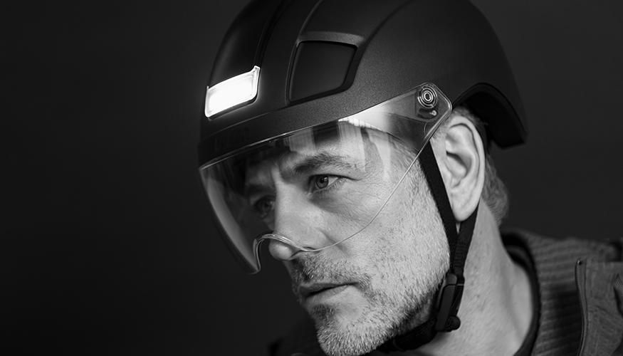 El casco Nova KinetiCore incluye LED de 360� y kit de invierno para m�xima seguridad y confort en desplazamientos...