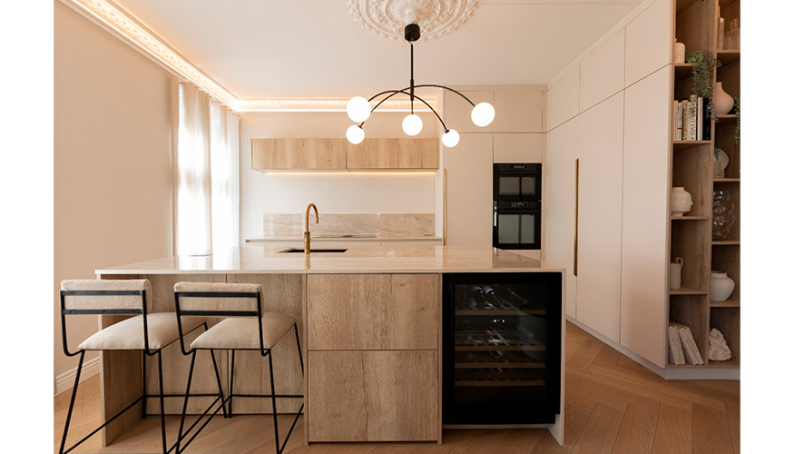 La combinaci�n de armarios cerrados y estantes abiertos permite equilibrar llenos y vac�os, generando dinamismo y ligereza visual en el espacio...