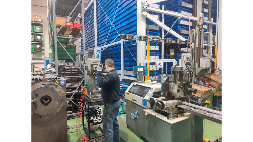 Operario manipulando los tubos