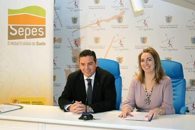 La directora general de Sepes, Luca Molares, present la opcin de compra junto al alcalde de Campo de Criptana