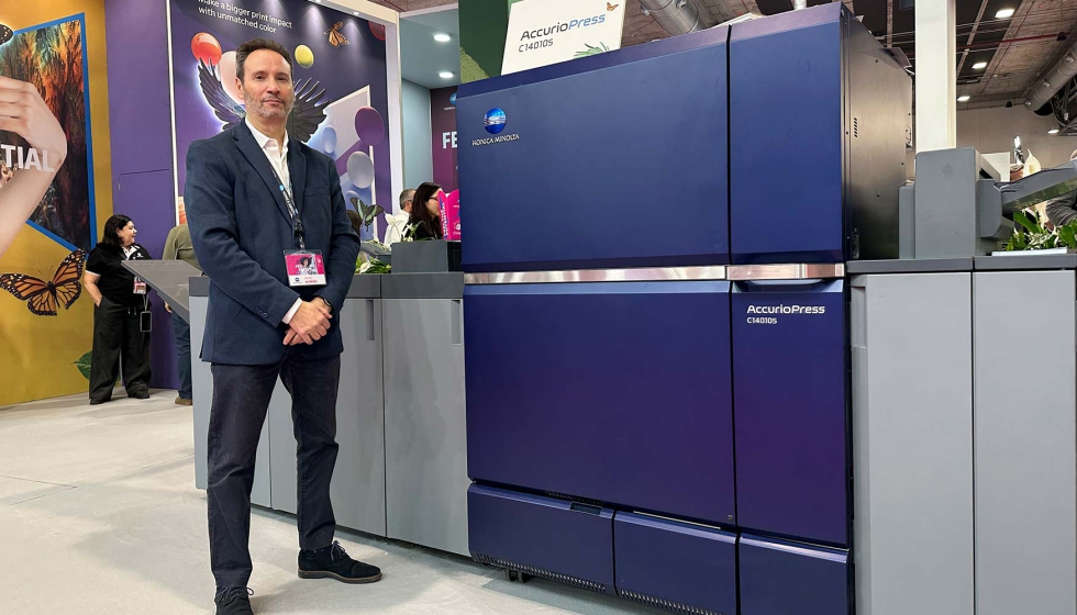 Rafael Alvari�o, Product manager de Konica Minolta, junto a la nueva prensa digital AccurioPress C14010S