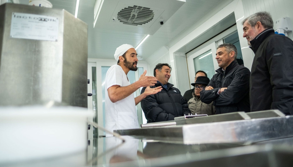 Visita de las autoridades de Canarias a la primera queser�a del archipi�lago