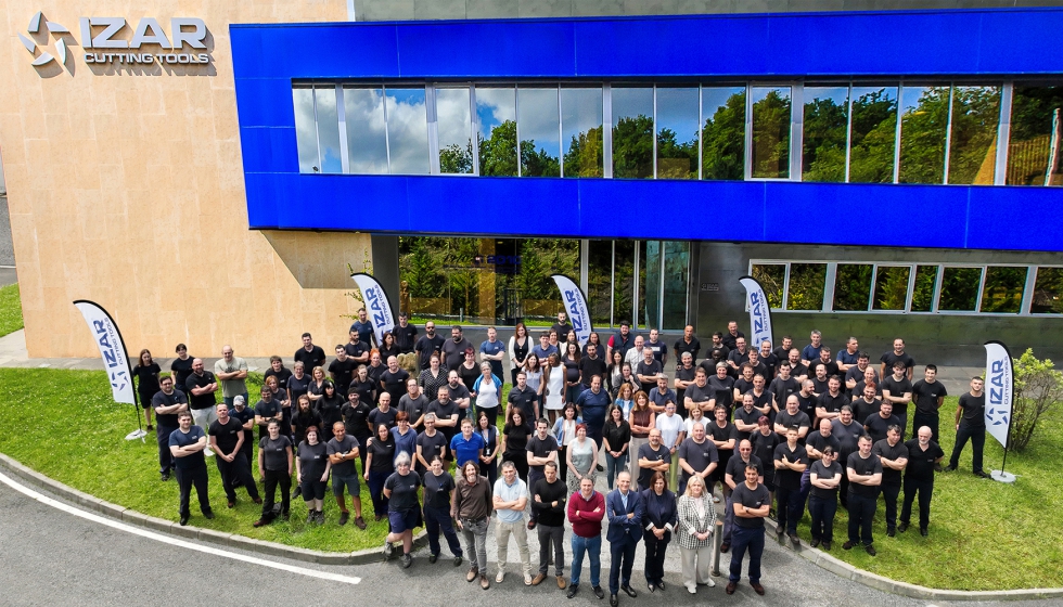 La plantilla de Izar ante las instalaciones del fabricante de herramienta de corte profesional