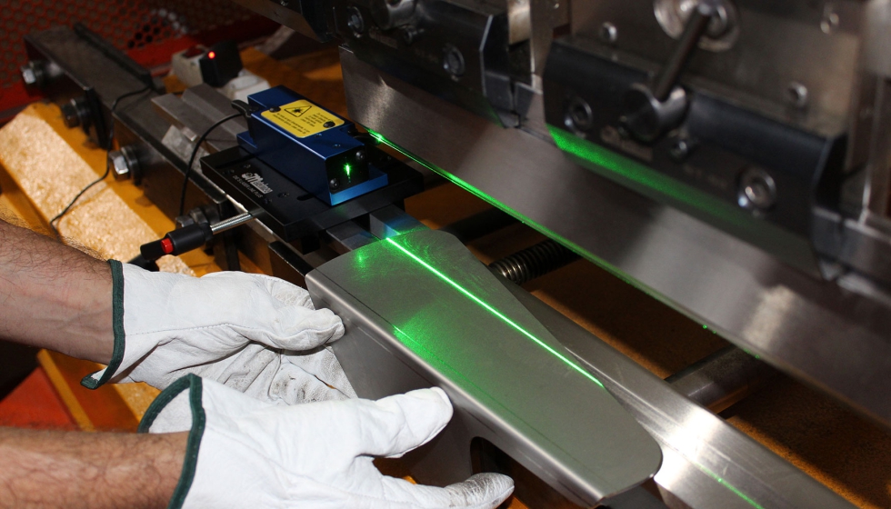 Sus dos peque�as manetas permiten ajustar el rayo l�ser al centro de la matriz de manera r�pida