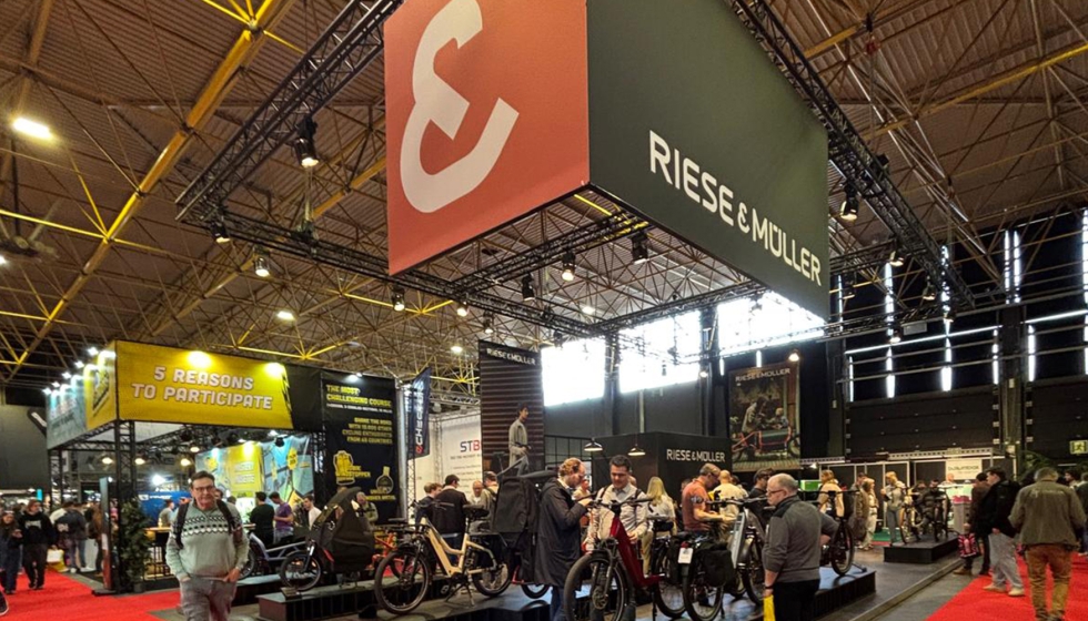 Vista general de los pasillos de Velofollies 2026 durante la feria, con el stand de Riese&M�ller en primer plano...