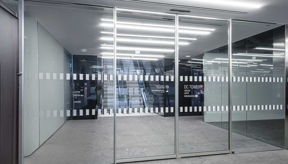 Acceso Torre DC1 con las puertas autom�ticas Slimdrive SL NT