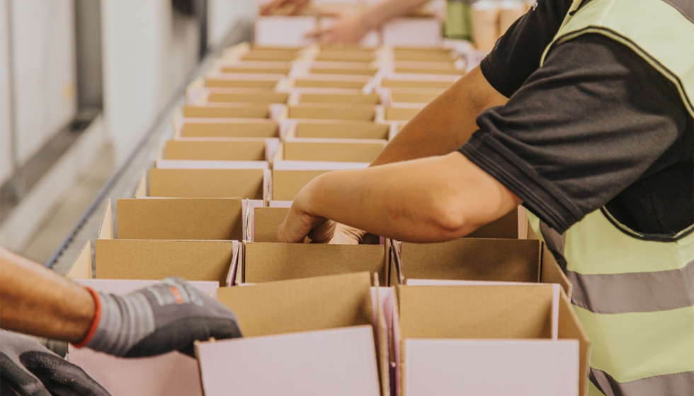 Las l�neas autom�ticas de sleeving de prism elogistics permiten aplicar hasta 15.000 fundas por hora en envases de distintas formas y tama�os...