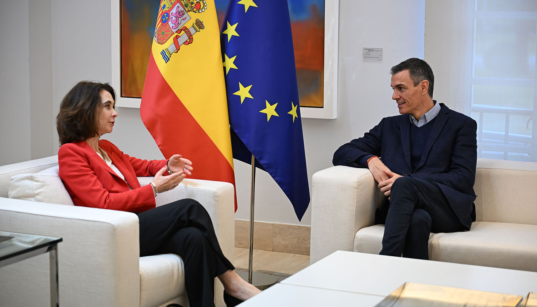 Un momento de la charla mantenida entre Pedro S�nchez y la consejera delegada del Grupo Veolia, Estelle Brachlianoff...