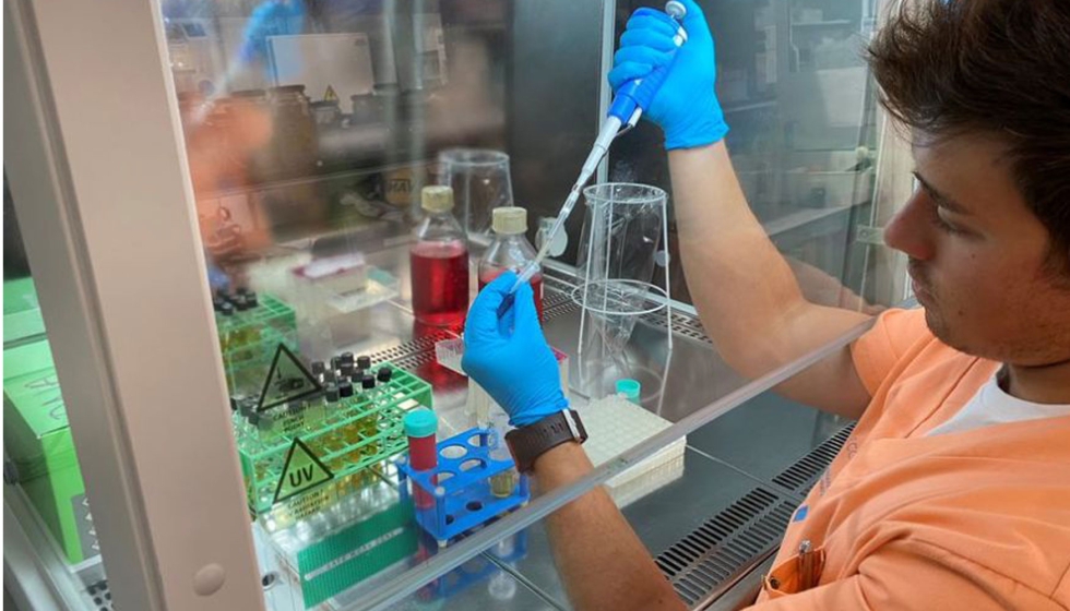 Dr. Luis Monz�n Atienza en las instalaciones del Servicio de Acuicultura y Biotecnolog�a Especializada (SABE) del IU-ECOAQUA de la ULPGC...