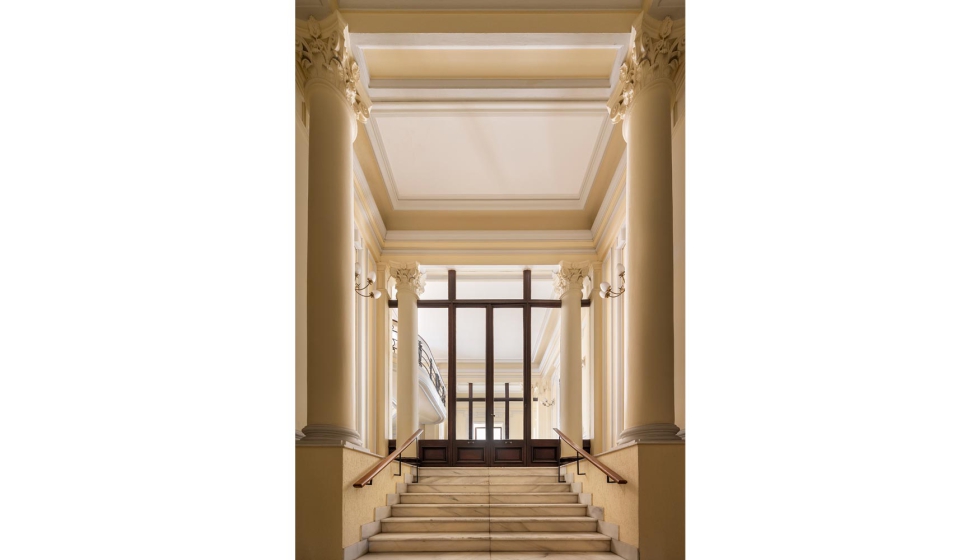 Columnas cl�sicas y molduras han perdurado en el tiempo en uno de los pocos ejemplos de edificio palacio en el Barrio de las Letras de Madrid...