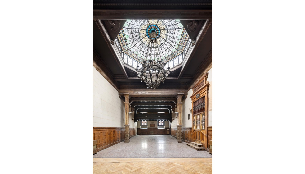 Cuando en 1926 el palacio pas� a manos de la Congregaci�n de las Esclavas del Sagrado Coraz�n de Jes�s, sirvi� de convento y colegio...