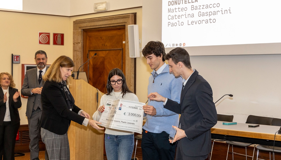 La c�nsul general de Alemania, Susanne Welter (a la izquierda), entreg� el primer premio, dotado con 2...