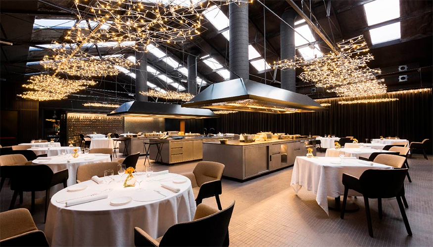 El restaurante ocupa un antiguo edificio industrial de 800 m�, reconvertido en un gran espacio di�fano con cocina abierta...