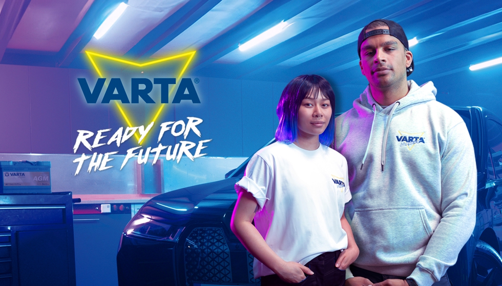 Estudiantes de automoci�n participando en formaci�n pr�ctica con bater�as VARTA