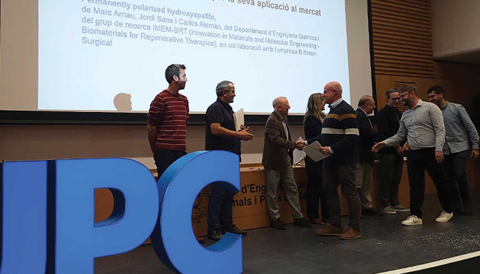 Carles Alem�n, Jordi Sans y Marc Arnau, recibiendo el galard�n del 15� Premio UPC de Valorizaci�n de la Investigaci�n de la mano de Rub�n Bonet...