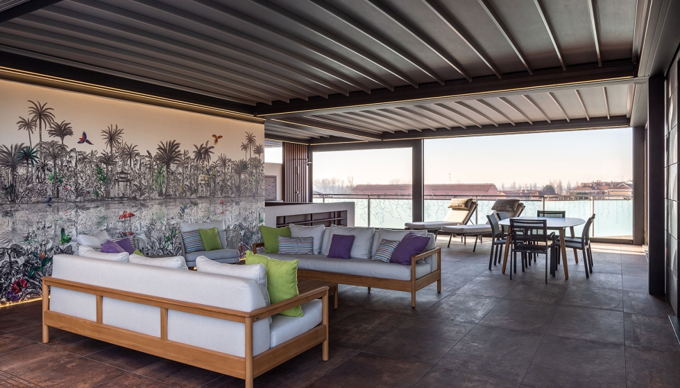 La estructura se integra en la arquitectura del edificio mediante l�neas ligeras y perfiles de aluminio con recubrimiento en polvo...