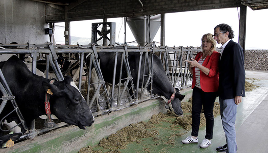 Imagen de archivo de la consejera Mar�a Jes�s Susinos en su visita a Granja Cuda�a