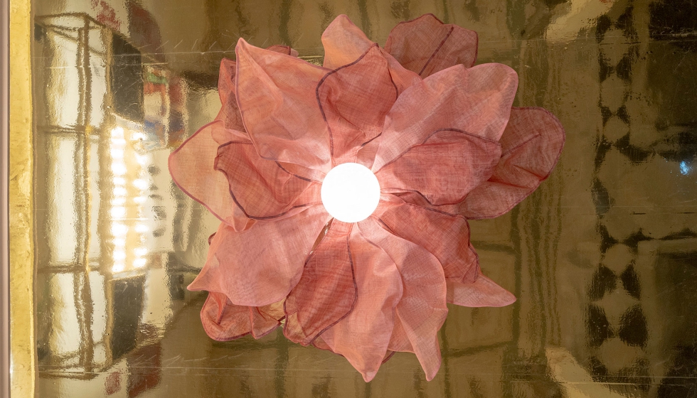 Detalle de una de las luminarias creadas a mano por la dise�adora