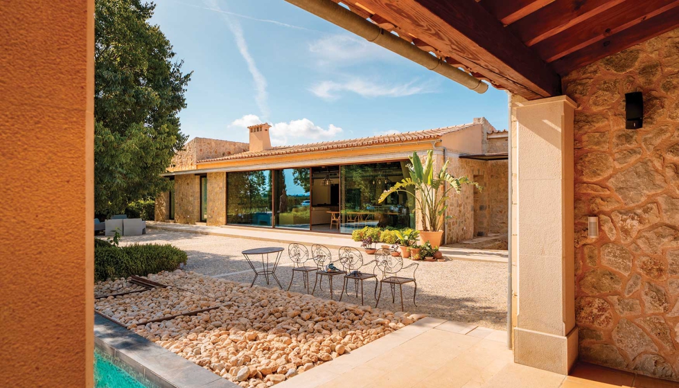 Este sistema de 12 metros motorizada demuestra que el gran formato puede ser, a la vez, sobrio, preciso y pr�ctico