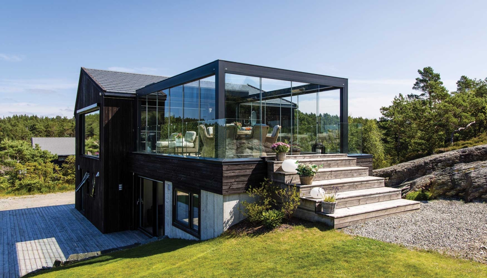 La soluci�n se caracteriza por un techo de lamas m�viles retr�ctiles que permite regular de manera precisa la entrada de luz y la ventilaci�n seg�n...