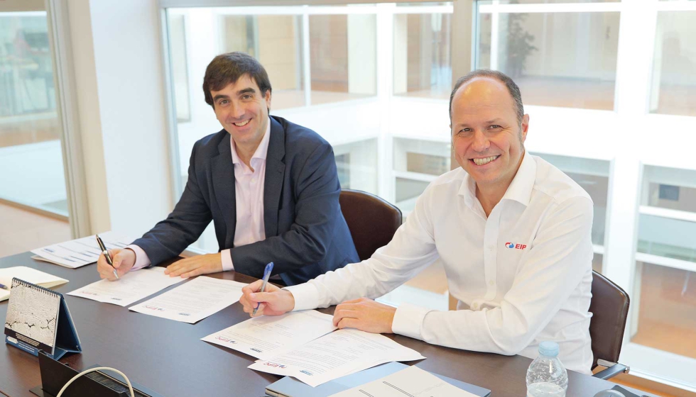 Garikoitz Artola, director general de Azterlan, y Gonzalo Orbea, director general y presidente de EIPC, durante la firma del acuerdo...