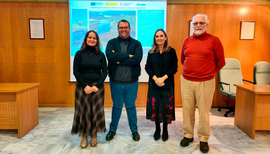 La presentaci�n corri� a cargo, por parte de Emasesa, de Carmelo Escot (primero por la derecha), responsable de la actuacion A34, y...