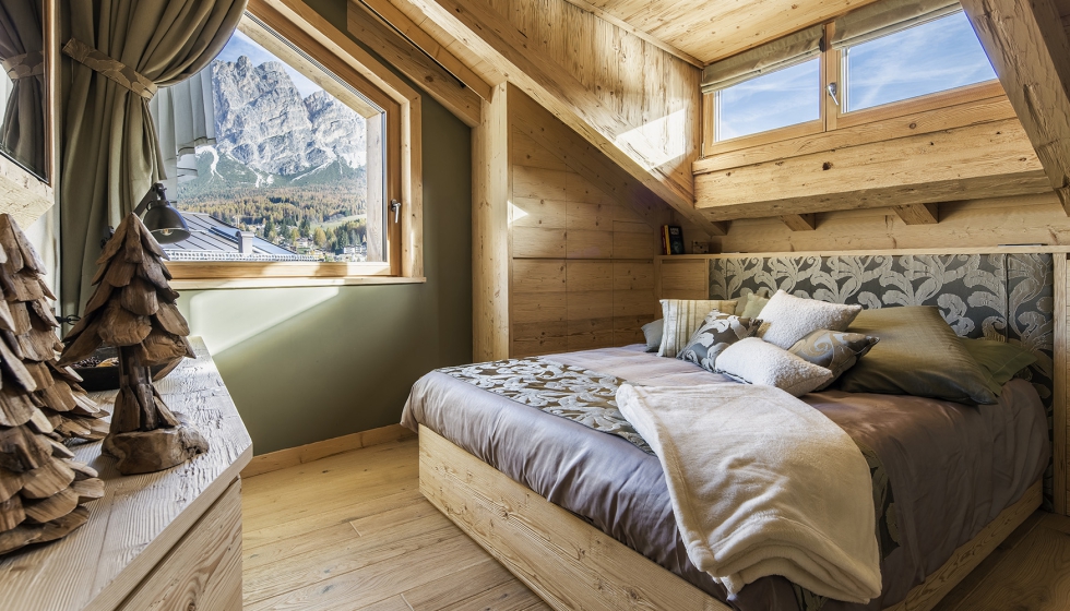 Las estancias privativas mantienen el discurso de confort y elegancia, gracias a la madera de aveto que protagoniza toda la residencia. Foto: Bandion...