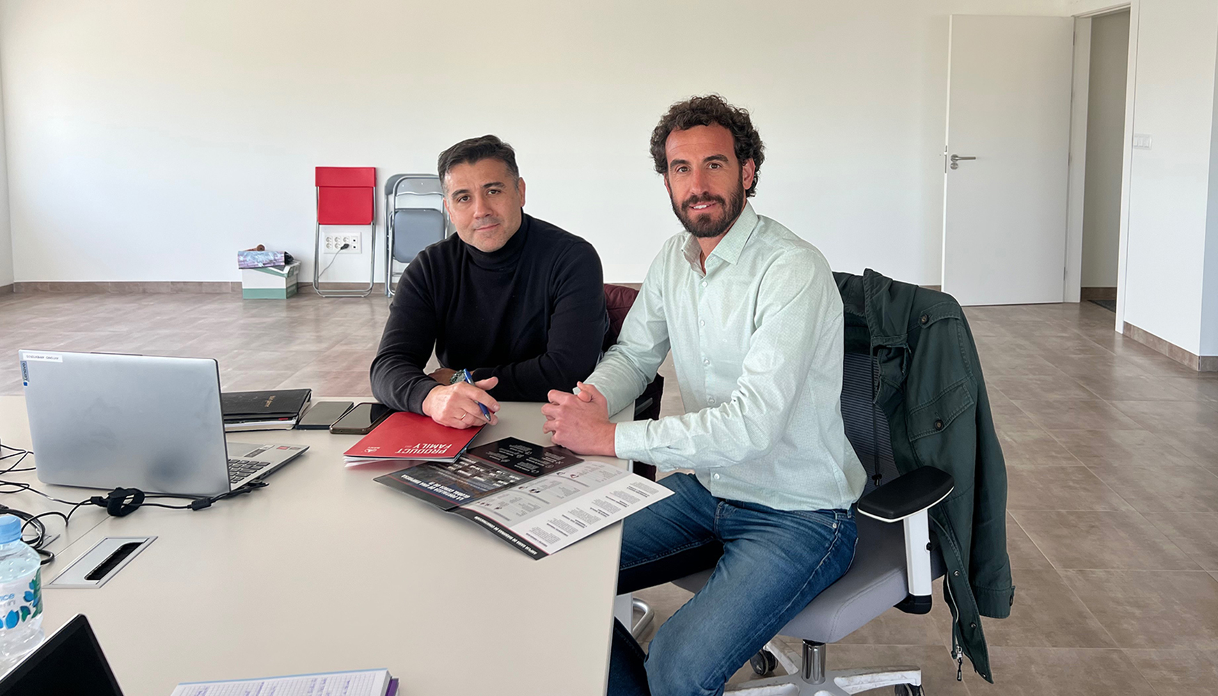 Antonio Armenteros, responsable comercial Zona Sur de Espa�a-Portugal de Sany Iberia (izquierda) y Gregorio Ram�n, gerente de Grimasy (derecha)...