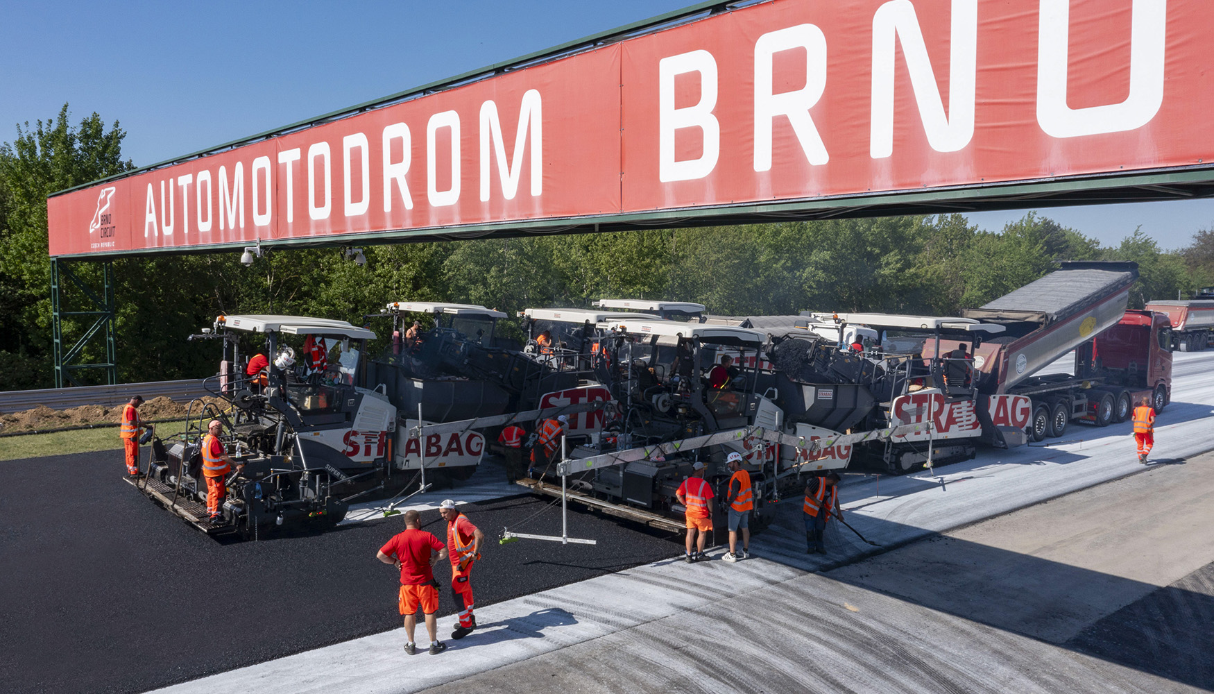 Tres extendedoras modelo SUPER 1800 3i de V�gele y tres alimentadoras modelo MT 3000 2i Standard, en la recta de meta del Aut�dromo de Brno...