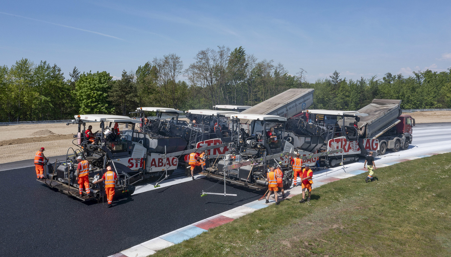 La sincronizaci�n exacta y la interacci�n entre camiones...