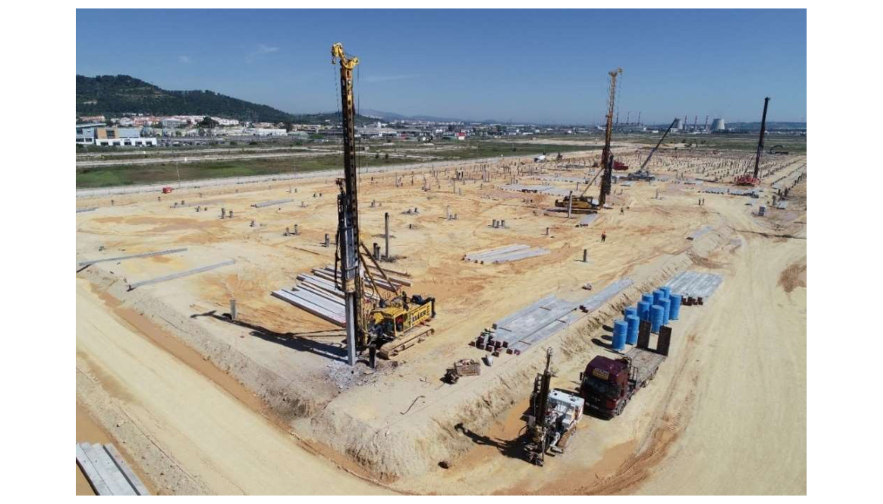 Figura 11. � Vista general de la obra con equipos de hincado de pilotes prefabricados