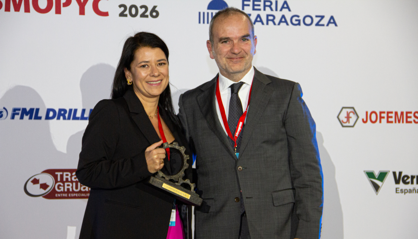 Bel�n Rodr�guez, Project Manager de Keller Cimentaciones, recoge el galard�n de manos de Aleix Torn�...