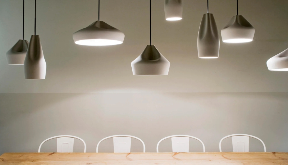 La colecci�n se caracteriza por sus pliegues, que evocan texturas de tela, y por el uso de cer�mica tratada a mano...