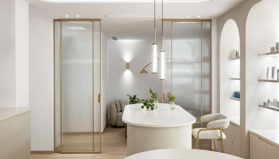 Materiales naturales, luz y l�neas org�nicas dominadas por la curva generan una atm�sfera de confianza y bienestar