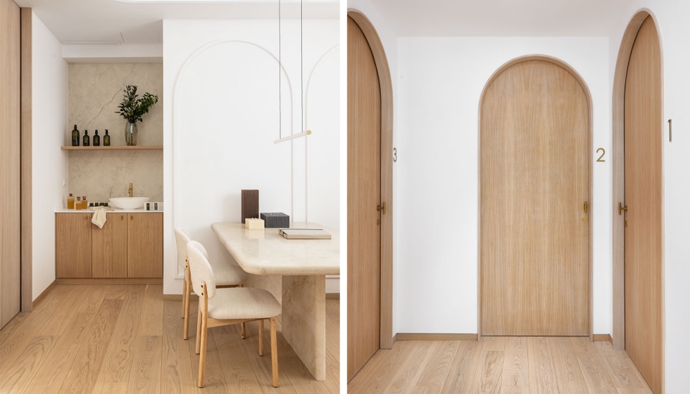 En la planta principal, el suelo de roble aporta calidez, mientras que los paramentos combinan pintura blanca y mortero a la cal...