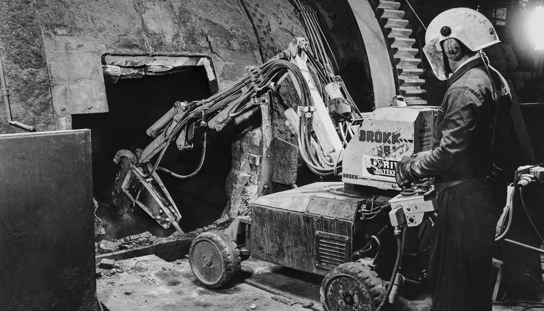 Los primeros robots de demolici�n Brokk en industria