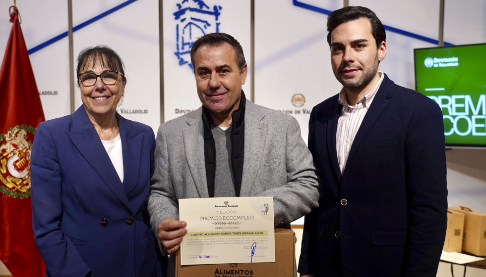 Alberto Garc�a Tor�s (centro de la imagen), recibe el Premio Ecoempleo 2025 de la Diputaci�n de Valladolid