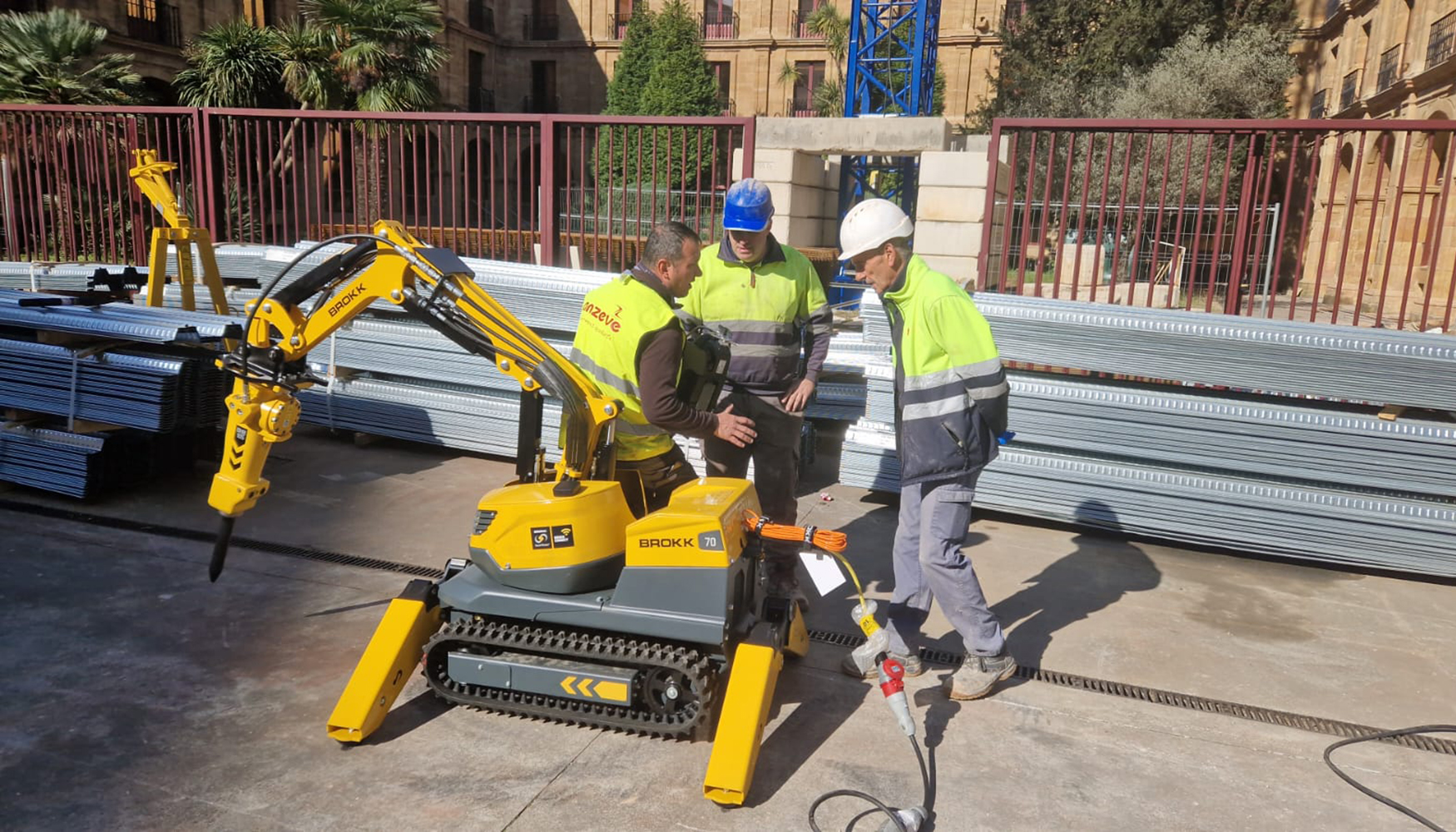 Formaci�n a operarios impartida por el distribuidor Anzeve tras la adquisici�n de un nuevo robot de demolici�n