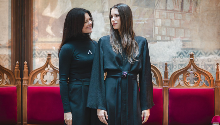 La dise�adora Pilar Dalbat (izq.) junto a la modelo que luce el nuevo uniforme